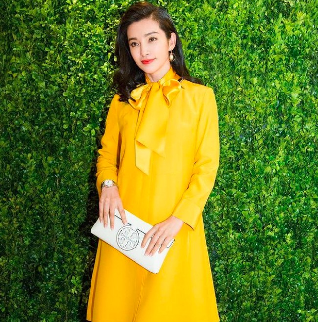 Li Bingbing kerap dipuji memiliki wajah yang awet muda, padahal usianya mencapai 48 tahun. Dalam kasus ini, Li mendapatkan sejumlah dukungan dari netizen. eperti ini disebut terlalu terbuka? Aku pikir pelapor terlalu banyak waktu menganggur,” tulis satu netizen di Weibo. Foto: dok. Instagram/@libingbing