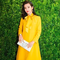 Li Bingbing kerap dipuji memiliki wajah yang awet muda, padahal usianya mencapai 48 tahun. Dalam kasus ini, Li mendapatkan sejumlah dukungan dari netizen. eperti ini disebut terlalu terbuka? Aku pikir pelapor terlalu banyak waktu menganggur,” tulis satu netizen di Weibo. Foto: dok. Instagram/@libingbing