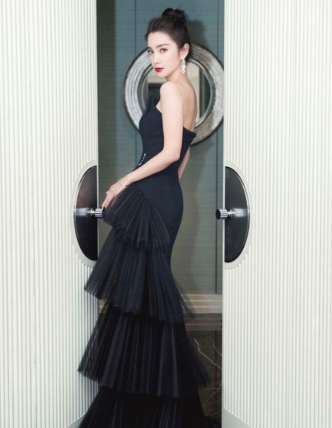 Li Bingbing merasa tidak terima dengan sikap netizen tersebut hingga membawanya ke jalur hukum. lam sebuah pernyataan resmi, pihak studio milik Li Bingbing mengatakan bahwa pengaduan oleh seorang netizen itu adalah bentuk fitnah dan dia akan mengambil tindakan hukuman. Foto: dok. Instagram/@libingbing