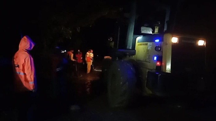 Longsor susulan timbul Jalan provinsi di Kecamatan Sukanagara Kabupaten Cianjur