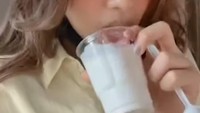 Saat siaran langsung di Instagram, Lyodra pernah terlihat menikmati satu cup es krim yang manis lembut. Foto: Instagram @lyodraofficial