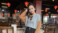 Lyodra juga sering mengunjungi restoran untuk menikmati makanan. Seperti momennya berikut ini yang sedang berada di restoran Chinese Food. Foto: Instagram @lyodraofficial
