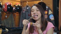 Tampil di salah satu konten video YouTube, Lyodra diminta untuk mencicipi gurita rebus dengan cocolan saus. Foto: Instagram @lyodraofficial