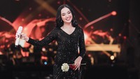 Lyodra Ginting terkenal memiliki suara emas. Penyanyi muda yang disebut-sebut sebagai langganan penyanyi istana ini, pernah mengikuti ajang Indonesia Mencari Bakat 4 di Trans TV. Foto: Instagram @lyodraofficial