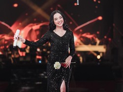 Lyodra Ginting terkenal memiliki suara emas. Penyanyi muda yang disebut-sebut sebagai langganan penyanyi istana ini, pernah mengikuti ajang Indonesia Mencari Bakat 4 di Trans TV. Foto: Instagram @lyodraofficial