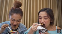 Bersama temannya, Lyodra pernah membuktikan kalau dirinya kuat menikmati makan pedas. Ia menyantap mie instan Paqui yang terkenal pedas menyengat. Foto: Instagram @lyodraofficial