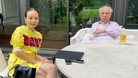 Berpose dengan ayahnya, Madam Pang menunjukkan momen kedekatan antara keduanya. Saat itu mereka tengah santai ditemani segelas minuman segar.