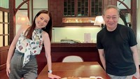 Wanita lulusan Boston University ini sedang bertemu seorang artis Thailand. Ia juga disuguhi jamuan spesial berupa hot dog.