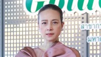 Madam Pang juga menggeluti bisnis kuliner. Lewat foto ini ia mempromosikan Golden Coffee cabang ke-21 yang belum lama ini ia buka.