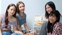 Pemilik lebih dari 600 ribu followers Instagram ini sedang makan bersama teman-temannya. Seafood jadi menu pilihan mereka.