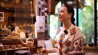 Madam Pang tengah mengunjungi sebuah kuil di Chiang Mai. Ia sempatkan foto-foto hingga menikmati segelas kopi hangat.