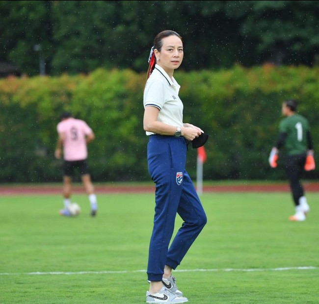 Madam Pang memiliki sejumlah keahlian. Selain memimpin perusahaan, ia juga seorang penukis memoar dan penasihat kehormatan untuk konsulat Lithuania di Bangkok. Foto: Instagram/@panglamsam