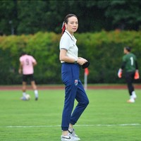 Madam Pang memiliki sejumlah keahlian. Selain memimpin perusahaan, ia juga seorang penukis memoar dan penasihat kehormatan untuk konsulat Lithuania di Bangkok. Foto: Instagram/@panglamsam