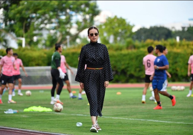 Sebelumnya ia juga dipercaya menjadi manajer timnas putri. Madam Pang pun berhasil membawa tim putri ke putaran final Piala Dunia FIFA dua kali. Foto: Instagram/@panglamsam