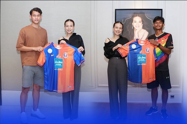 Madam Pang merupakan generasi kelima keluarga Lamsam di Thailand, pendiri Kasikorn Bank. Foto: Instagram/@panglamsam