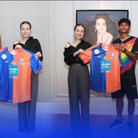 Madam Pang merupakan generasi kelima keluarga Lamsam di Thailand, pendiri Kasikorn Bank. Foto: Instagram/@panglamsam