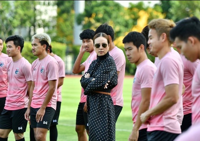 Nualphan Lamsam atau yang akrab disapa Madam Pang ditunjuk oleh Asosiasi Sepak Bola Thailand sebagai manajer tim nasional putra. Foto: Instagram/@panglamsam