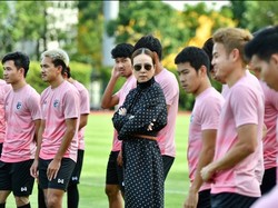 7 Potret Cantik Madam Pang, Manajer Timnas Thailand yang Curi Perhatian