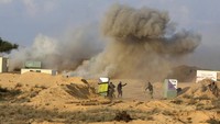 Militan Palestina menembaki bass tiruan militer selama latihan militer.