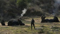 Militan Palestina menembak saat latihan militer yang diselenggarakan oleh faksi militer di Rafah, Jalur Gaza selatan.