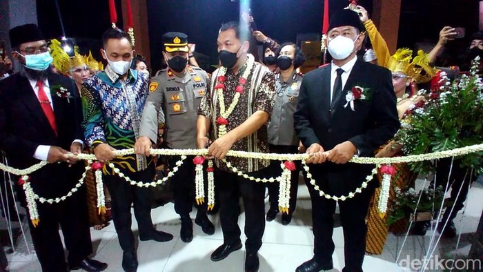 Momen Boyongan Ratusan Pedagang Pasar Legi Solo Pasar Legi, Kota Solo, segera diresmikan dan dioperasikan. Malam ini, pedagang Pasar Legi menandai perpindahan mereka dengan melakukan boyongan.