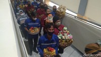 Teguh meyakini dengan beroperasinya Pasar Legi nanti akan semakin menumbuhkan perekonomian para pedagang. Namun dia juga berpesan untuk ikut merawat pasar.