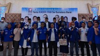 Ada yang menarik dari safari politik Zulhas ke Sumbar ini, ia dikawal 7 kepala daerah yang semuanya merupakan kader PAN. 