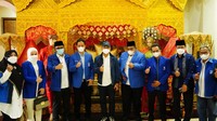 Mereka di antaranya Walikota Padang Hendri Septa, Bupati Solok Epyardi Asda, Bupati Agam Andi Warman, Bupati Padang Pariaman Suhatri Bur, Bupati Pasaman Barat Hamsuardi, Walikota Sawahlunto Deri Asta dan Wakil Bupati Pesisir Selatan Rudi Hariansyah.
