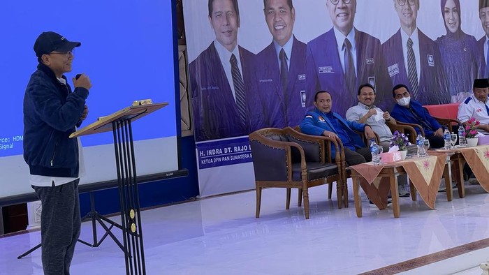 Momen Zulhas Dikawal 7 Bupati saat Safari Politik di Sumbar Ada yang menarik dari safari politik Zulhas ke Sumbar ini, ia dikawal 7 kepala daerah yang semuanya merupakan kader PAN.