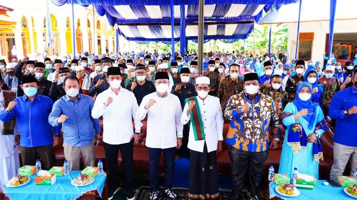 Momen Zulhas Dikawal 7 Bupati saat Safari Politik di Sumbar Ada yang menarik dari safari politik Zulhas ke Sumbar ini, ia dikawal 7 kepala daerah yang semuanya merupakan kader PAN.