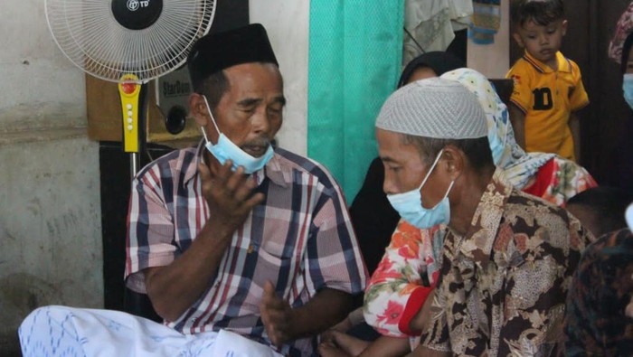 Muhammad Bayu Setiawan (12) meninggal dunia kurang dari 24 jam setelah disuntik vaksin COVID-19 jenis Pfizer dosis pertama. Siswa kelas SD di Jombang ini sempat menunda vaksinasi karena belum lama dikhitan