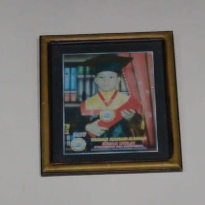 Muhammad Bayu Setiawan (12) meninggal dunia kurang dari 24 jam setelah disuntik vaksin COVID-19 jenis Pfizer dosis pertama. Siswa kelas SD di Jombang ini sempat menunda vaksinasi karena belum lama dikhitan