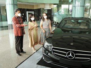 Nasabah Bank Mega Dapat Mercedes Benz Lewat Program Meriah Bareng Mega