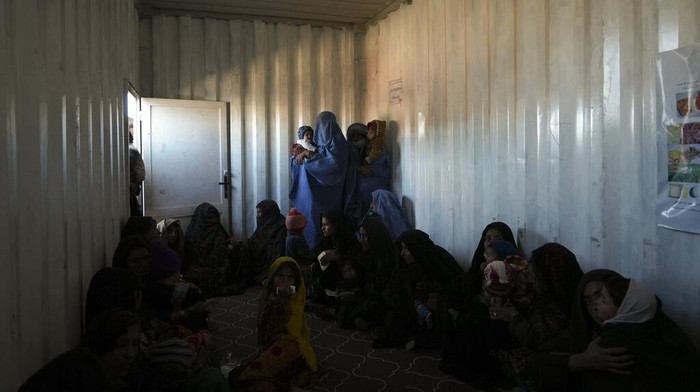 Nasib Warga Miskin Afghanistan Semakin Terpuruk Ekonomi Afghanistan yang bergantung pada bantuan itu sudah tertatih-tatih ketika Taliban merebut kekuasaan. Kondisi ini diperparah dengan kekeringan dan virus corona. Herat, Afghanistan, (12/12/2021). (AP Photo/Mstyslav Chernov)