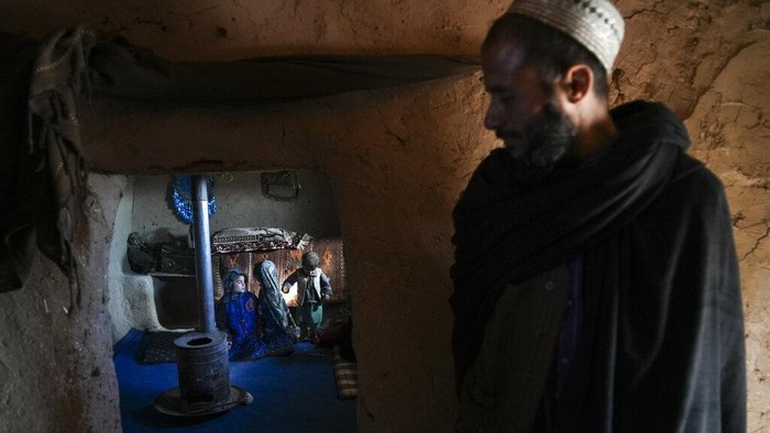 Nasib Warga Miskin Afghanistan Semakin Terpuruk Ekonomi Afghanistan yang bergantung pada bantuan itu sudah tertatih-tatih ketika Taliban merebut kekuasaan. Kondisi ini diperparah dengan kekeringan dan virus corona. Herat, Afghanistan, (12/12/2021). (AP Photo/Mstyslav Chernov)