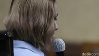 Nia Ramadhani membacakan permohonan keringanan hukuman. Foto: Palevi/detikhot
