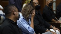 Sesekali, Nia Ramadhani menghela napas dan mengusap wajahnya dengan tangan. Foto: Palevi/detikcom