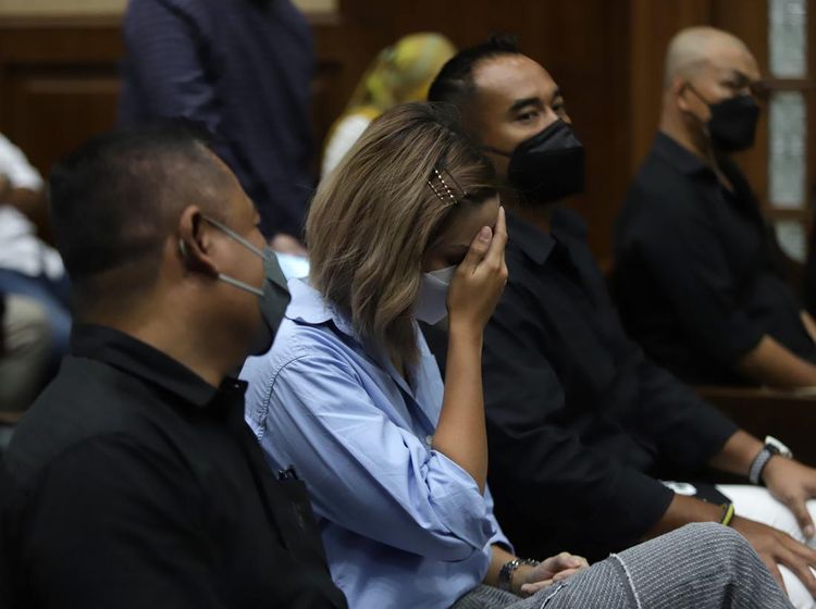 Ekspresi Nia Ramadhani di Sidang Kasus Narkoba: Hela Napas-Lap Wajah