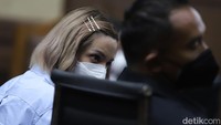Nia Ramadhani berjanji tidak akan mengulangi kesalahannya. Ia pun berharap majelis hakim bisa mengabulkan keinginannya. Foto: Palevi/detikhot