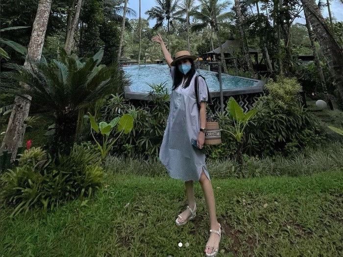 Gaya Nindy Ayunda saat liburan.