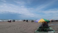 Tampak orang-orang tengah berada di pinggir pantai. (Pradito Rida Pertana/detikcom)