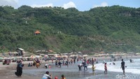 Wisatawan menikmati keseruan dengan bermain air, berswafoto hingga bermain motor roda empat (ATV). (Pradito Rida Pertana/detikcom)