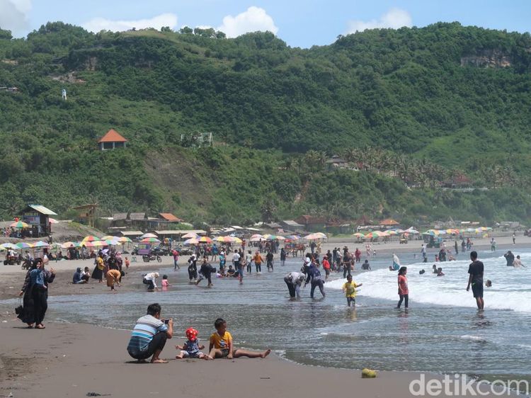 Foto: Pantai Parangtritis Diserbu Wisatawan