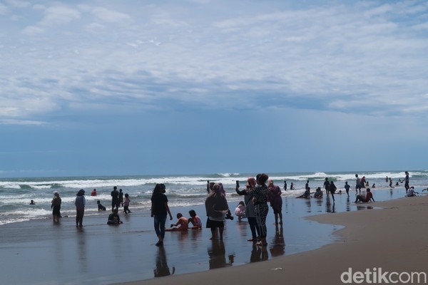 hingga siang kemarin (Kamis, 30/12) tercatat ribuan wisatawan masuk melalui TPR Parangtritis. (Pradito Rida Pertana/detikcom) hingga siang kemarin (Kamis, 30/12) tercatat ribuan wisatawan masuk melalui TPR Parangtritis. (Pradito Rida Pertana/detikcom)