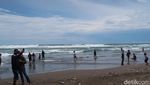 Foto: Pantai Parangtritis Diserbu Wisatawan