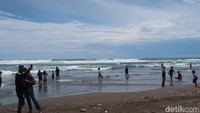 Wisatawan yang datang sibuk menikmati keindahan pantai. (Pradito Rida Pertana/detikcom)