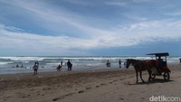 Tak sedikit wisatawan yang memilih andong untuk berkeliling pantai. (Pradito Rida Pertana/detikcom)