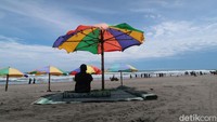 Penjaja payung di tepi pantai juga ikut meramaikan Pantai Parangtritis dengan jasanya. (Pradito Rida Pertana/detikcom)