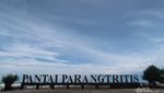 Foto: Pantai Parangtritis Diserbu Wisatawan