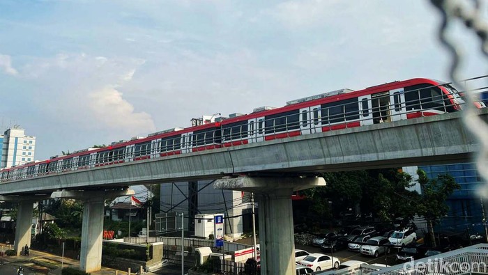 Sebanyak 16 trainset atau rangkaian LRT Jabodebek dipindahkan ke area Lintas Pelayanan 2 yaitu jalur Cawang-Pancoran. Pemindahan dilakukan pasca insiden tabrakan beberapa waktu lalu.